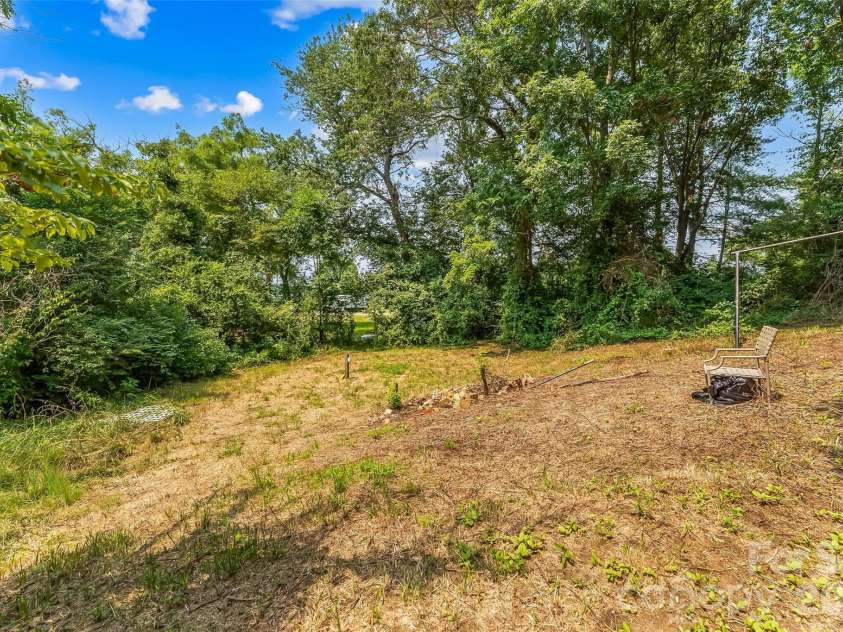 40 Sycamore Circle, Hendersonville, NC 28791.  MLS# CAR4409453, YatesRealty ID 40579. 