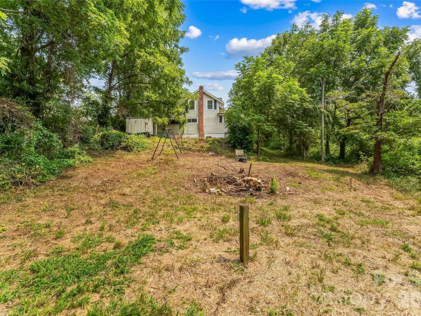 40 Sycamore Circle, Hendersonville, NC 28791.  MLS# CAR4409453, YatesRealty ID 40579. 