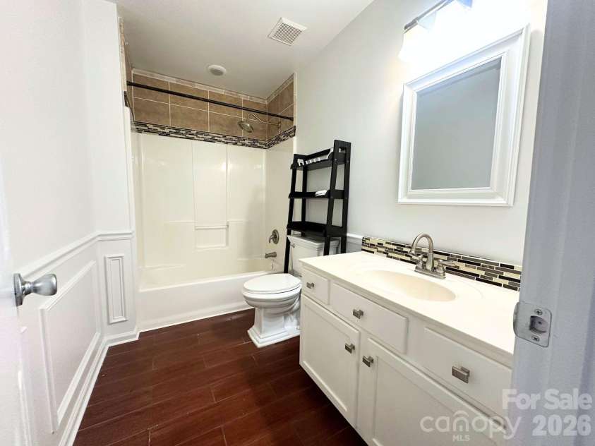 9310 Chastain Walk Drive, Charlotte, NC 28216.  MLS# CAR4322341, YatesRealty ID 4058. Full Bathroom Upstairs