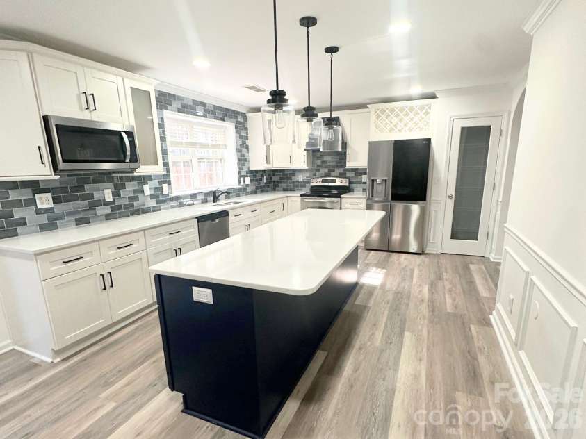 9310 Chastain Walk Drive, Charlotte, NC 28216.  MLS# CAR4322341, YatesRealty ID 4058. Kitchen with newer appliances