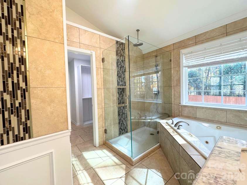 9310 Chastain Walk Drive, Charlotte, NC 28216.  MLS# CAR4322341, YatesRealty ID 4058. Primary Bathroom