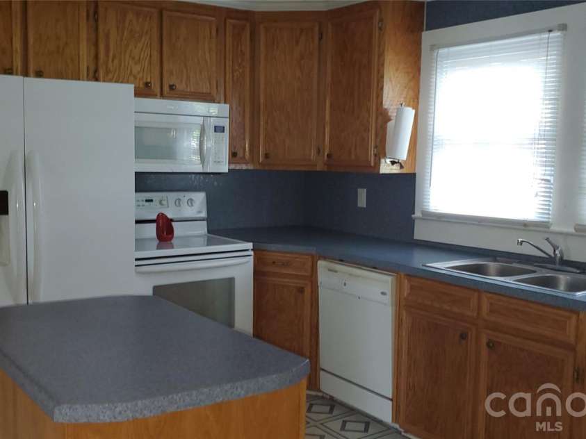 1905 Crestmont Avenue, Kannapolis, NC 28081.  MLS# CAR4409449, YatesRealty ID 40581. Kitchen