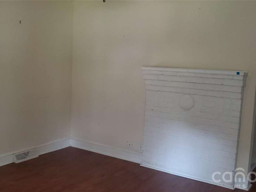 1905 Crestmont Avenue, Kannapolis, NC 28081.  MLS# CAR4409449, YatesRealty ID 40581. Living Room