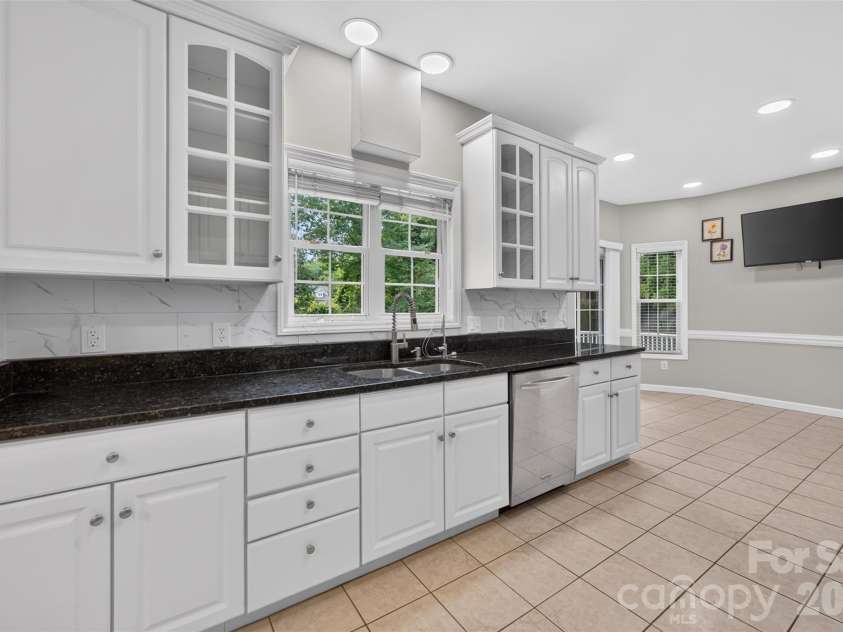 220 35th Avenue, Hickory, NC 28601.  MLS# CAR4409719, YatesRealty ID 40585. 