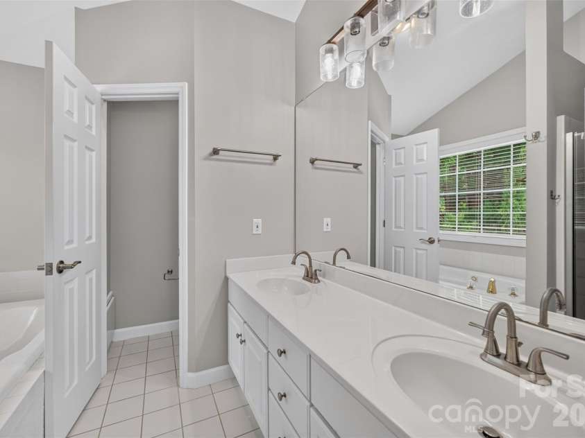 220 35th Avenue, Hickory, NC 28601.  MLS# CAR4409719, YatesRealty ID 40585. 