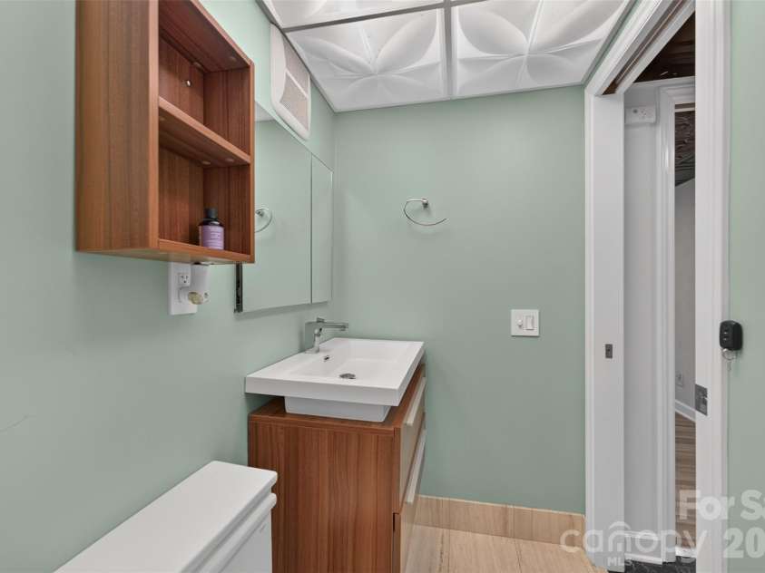 220 35th Avenue, Hickory, NC 28601.  MLS# CAR4409719, YatesRealty ID 40585. 
