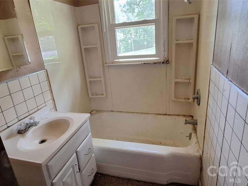 1036 Curve View Road, Lincolnton, NC 28092.  MLS# CAR4409839, YatesRealty ID 40588. Bath