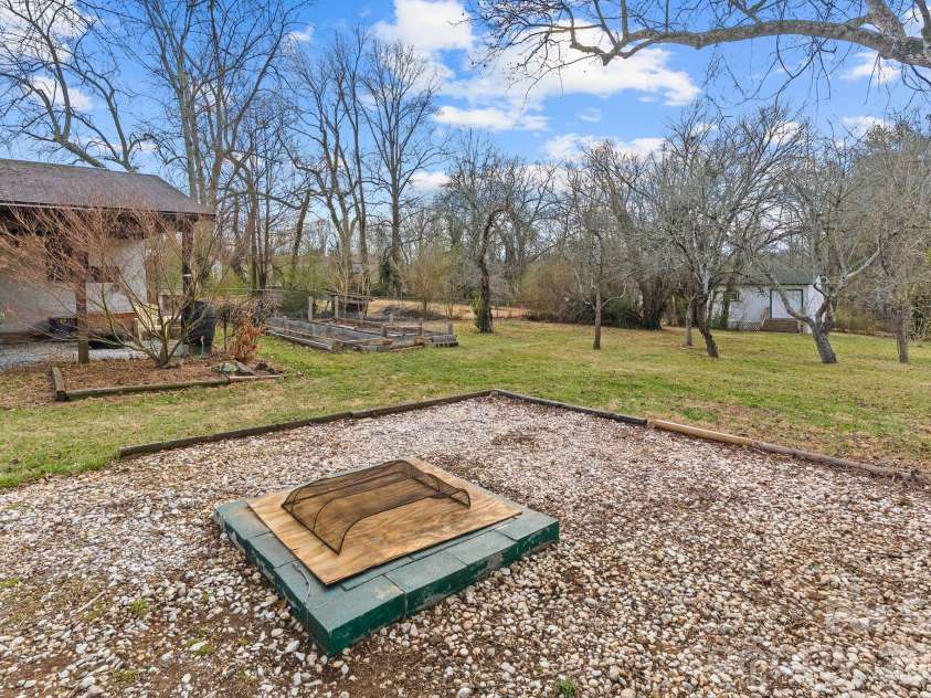 271 Pisgah View Road, Asheville, NC 28806.  MLS# CAR4352368, YatesRealty ID 4059. Built-in Firepit 