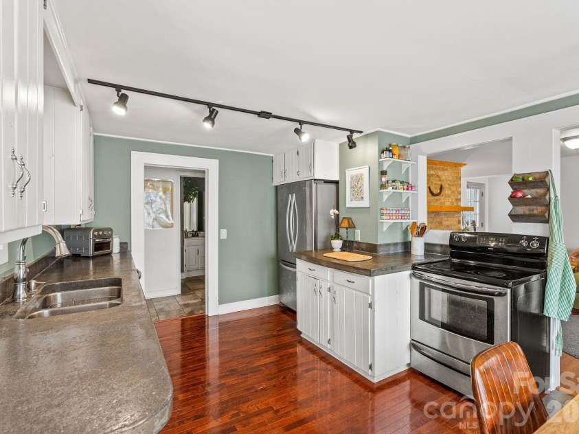 271 Pisgah View Road, Asheville, NC 28806.  MLS# CAR4352368, YatesRealty ID 4059. Easy, Flowing Floor Plan