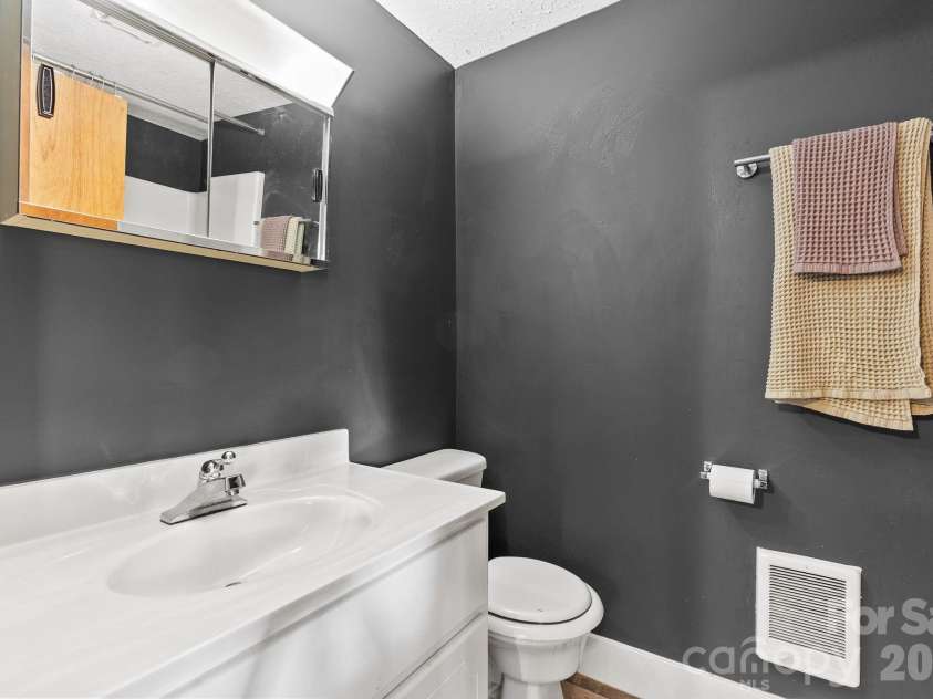 271 Pisgah View Road, Asheville, NC 28806.  MLS# CAR4352368, YatesRealty ID 4059. Ensuite Bath 
