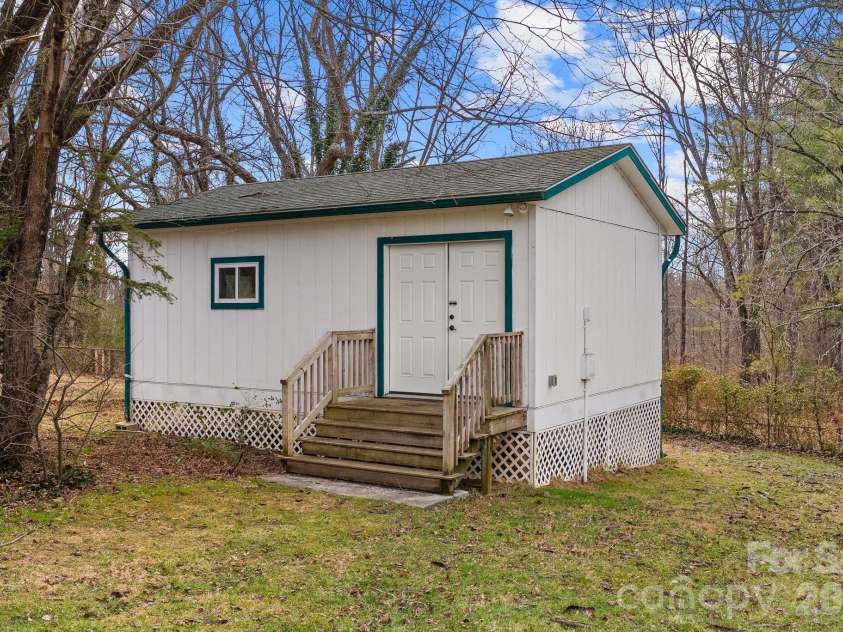 271 Pisgah View Road, Asheville, NC 28806.  MLS# CAR4352368, YatesRealty ID 4059. Heated and Cooled Studio Building 