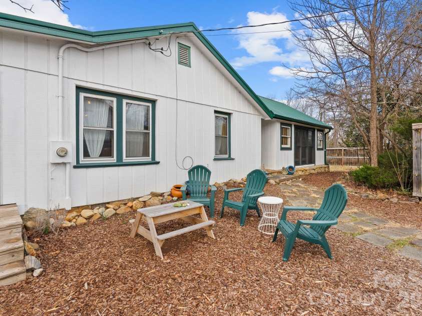 271 Pisgah View Road, Asheville, NC 28806.  MLS# CAR4352368, YatesRealty ID 4059. Level Seating Area 
