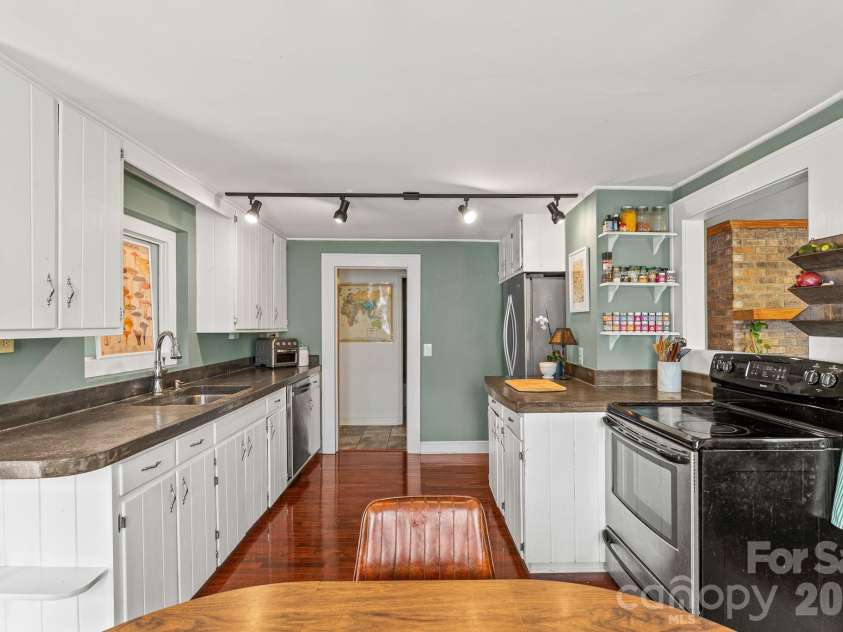 271 Pisgah View Road, Asheville, NC 28806.  MLS# CAR4352368, YatesRealty ID 4059. Open, Eat-in Kitchen