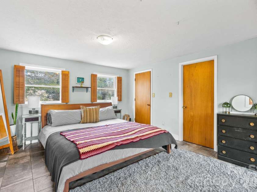 271 Pisgah View Road, Asheville, NC 28806.  MLS# CAR4352368, YatesRealty ID 4059. Private Primary Suite 