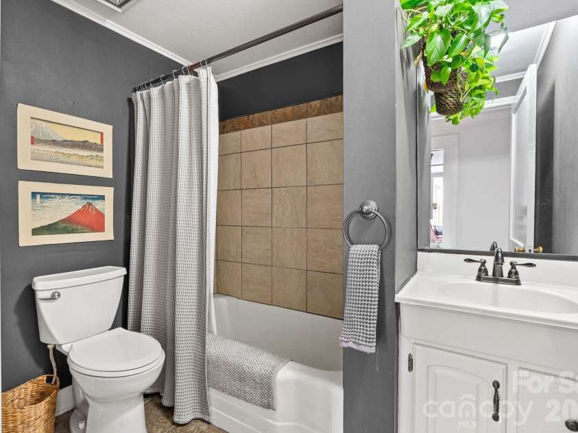 271 Pisgah View Road, Asheville, NC 28806.  MLS# CAR4352368, YatesRealty ID 4059. Second Full Bathroom 