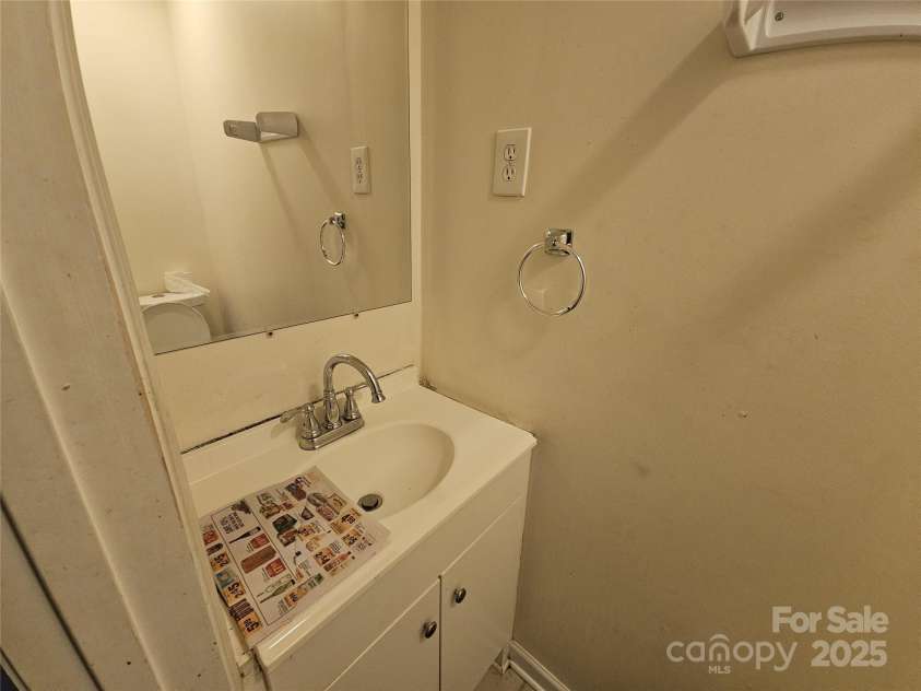 5924 Freedom Drive, Charlotte, NC 28214.  MLS# CAR4229088, YatesRealty ID 4059. 