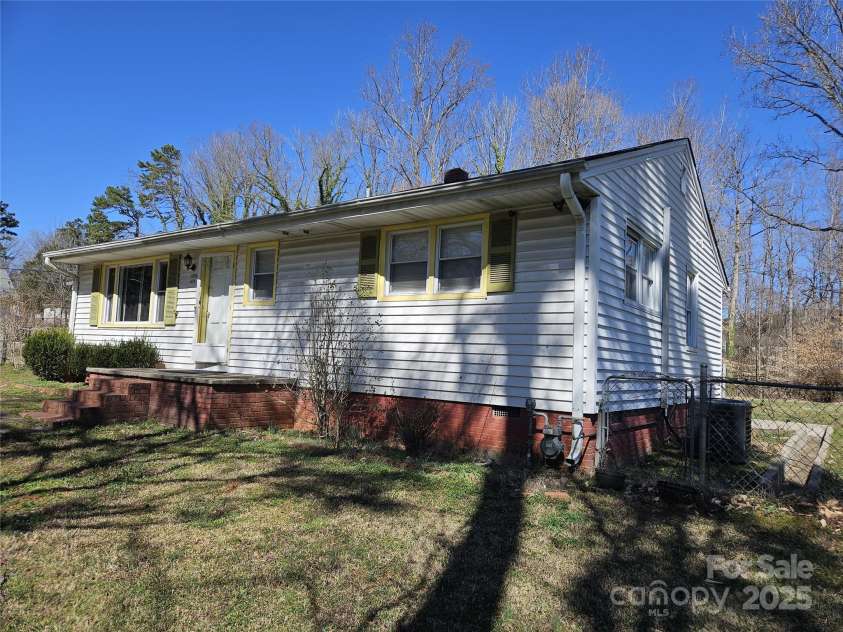 5924 Freedom Drive, Charlotte, NC 28214.  MLS# CAR4229088, YatesRealty ID 4059. 