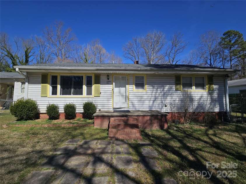 5924 Freedom Drive, Charlotte, NC 28214.  MLS# CAR4229088, YatesRealty ID 4059. 
