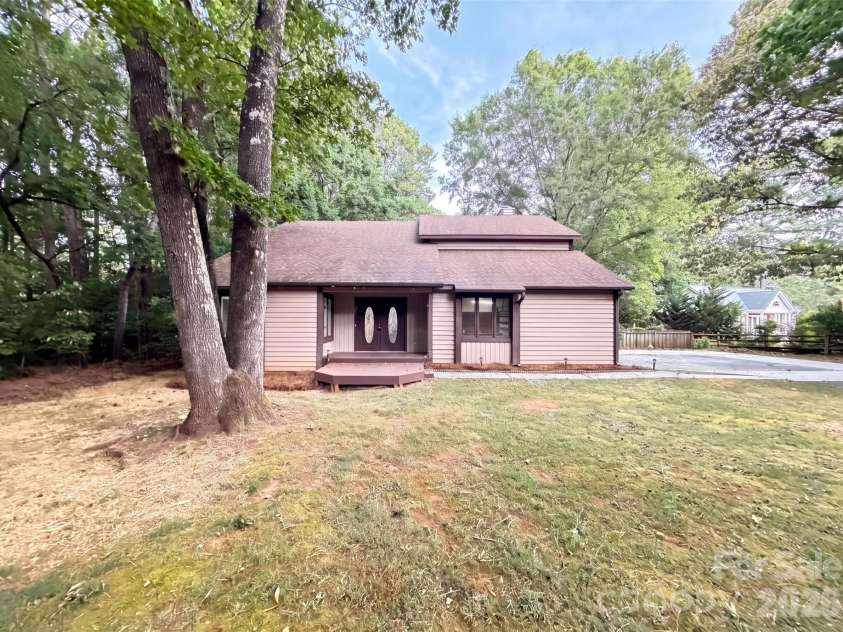608 Amanda Drive, Matthews, NC 28104.  MLS# CAR4409974, YatesRealty ID 40590. 