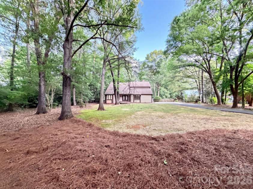 608 Amanda Drive, Matthews, NC 28104.  MLS# CAR4409974, YatesRealty ID 40590. 