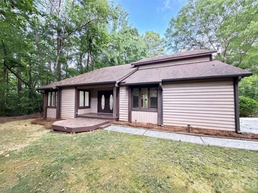 608 Amanda Drive, Matthews, NC 28104.  MLS# CAR4409974, YatesRealty ID 40590. 