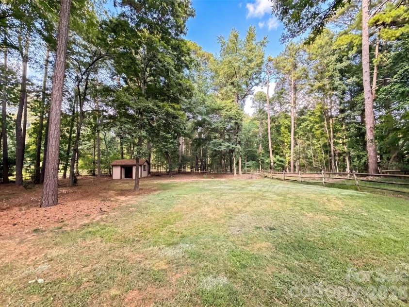 608 Amanda Drive, Matthews, NC 28104.  MLS# CAR4409974, YatesRealty ID 40590. 