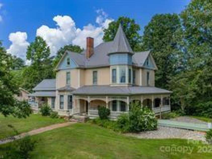 206 Brook Street, Wilkesboro, NC 28697.  MLS# CAR4325196, YatesRealty ID 406. 