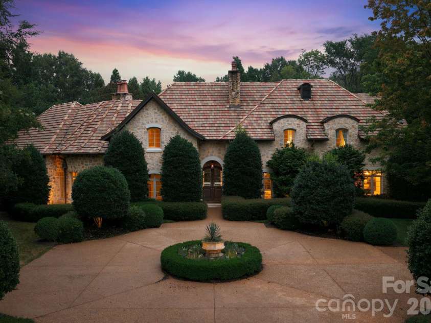 4231 Fox Brook Lane, Charlotte, NC 28211.  MLS# CAR4408283, YatesRealty ID 40602. 