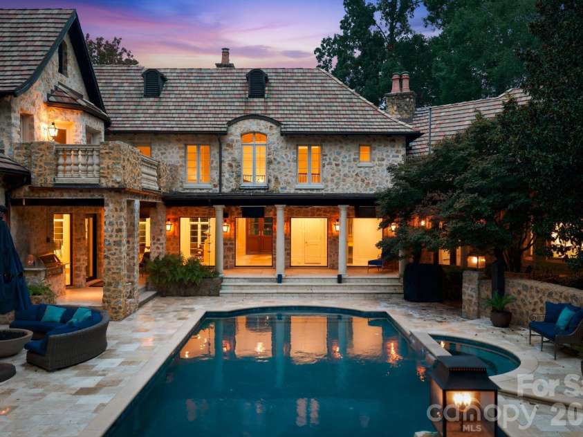 4231 Fox Brook Lane, Charlotte, NC 28211.  MLS# CAR4408283, YatesRealty ID 40602. 