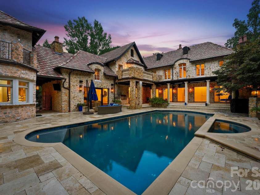 4231 Fox Brook Lane, Charlotte, NC 28211.  MLS# CAR4408283, YatesRealty ID 40602. 