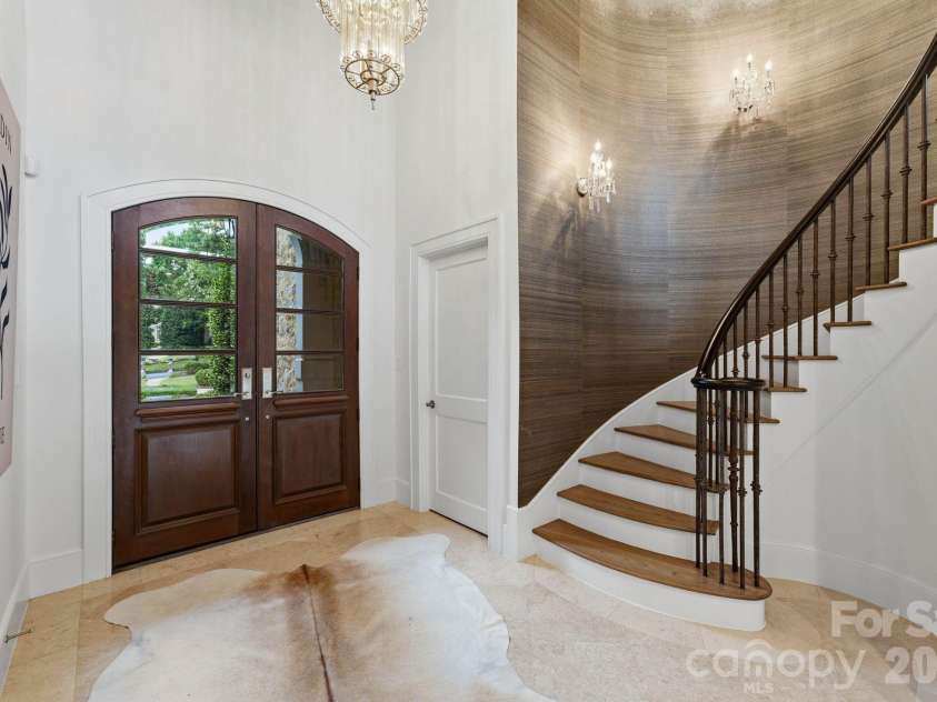 4231 Fox Brook Lane, Charlotte, NC 28211.  MLS# CAR4408283, YatesRealty ID 40602. 