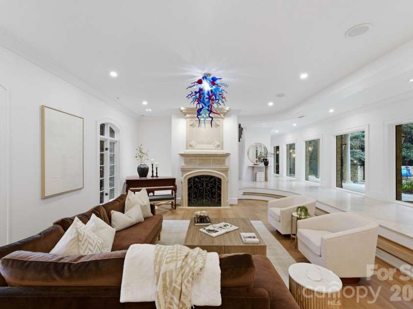 4231 Fox Brook Lane, Charlotte, NC 28211.  MLS# CAR4408283, YatesRealty ID 40602. 