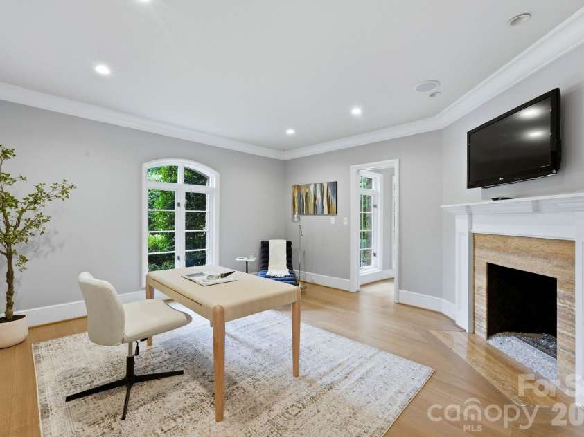 4231 Fox Brook Lane, Charlotte, NC 28211.  MLS# CAR4408283, YatesRealty ID 40602. 