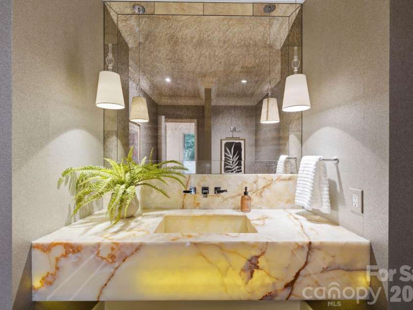 4231 Fox Brook Lane, Charlotte, NC 28211.  MLS# CAR4408283, YatesRealty ID 40602. 