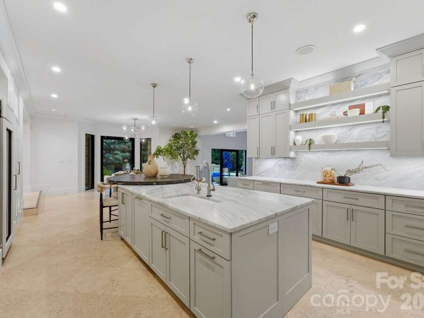 4231 Fox Brook Lane, Charlotte, NC 28211.  MLS# CAR4408283, YatesRealty ID 40602. 