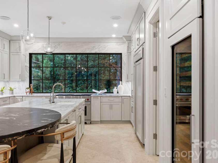 4231 Fox Brook Lane, Charlotte, NC 28211.  MLS# CAR4408283, YatesRealty ID 40602. 
