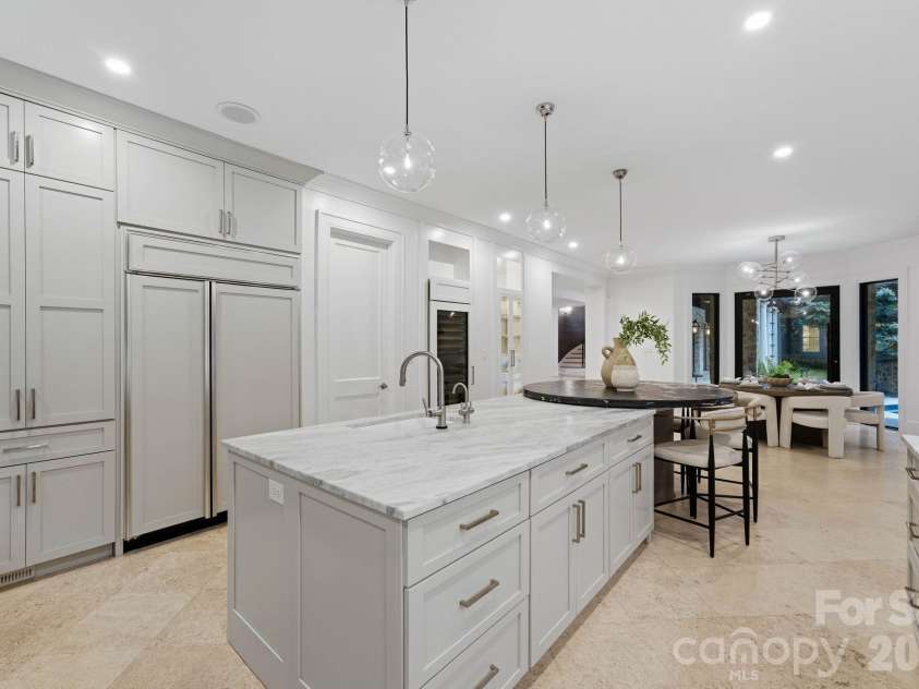 4231 Fox Brook Lane, Charlotte, NC 28211.  MLS# CAR4408283, YatesRealty ID 40602. 