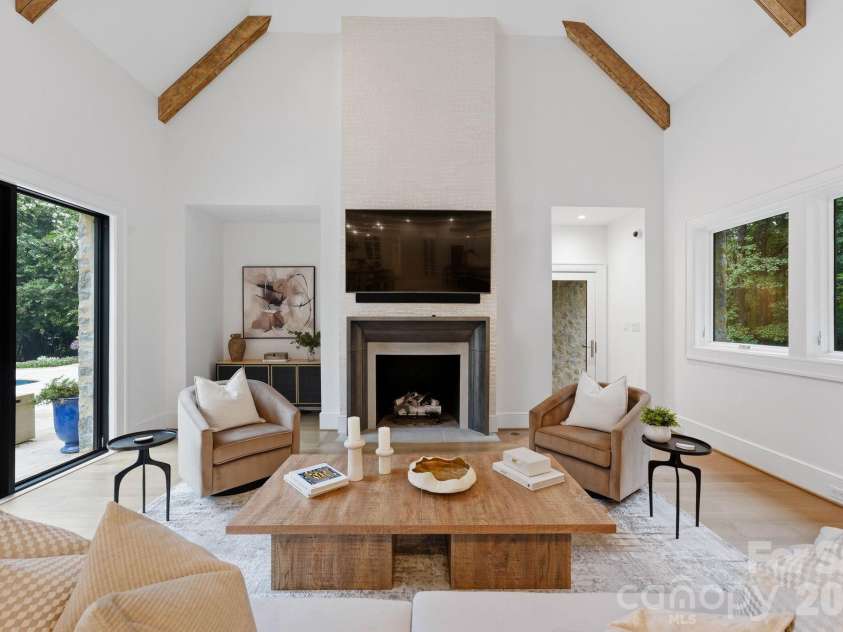 4231 Fox Brook Lane, Charlotte, NC 28211.  MLS# CAR4408283, YatesRealty ID 40602. 