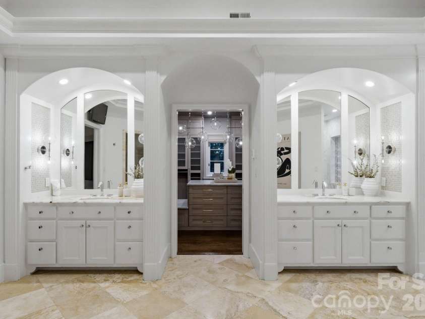 4231 Fox Brook Lane, Charlotte, NC 28211.  MLS# CAR4408283, YatesRealty ID 40602. 