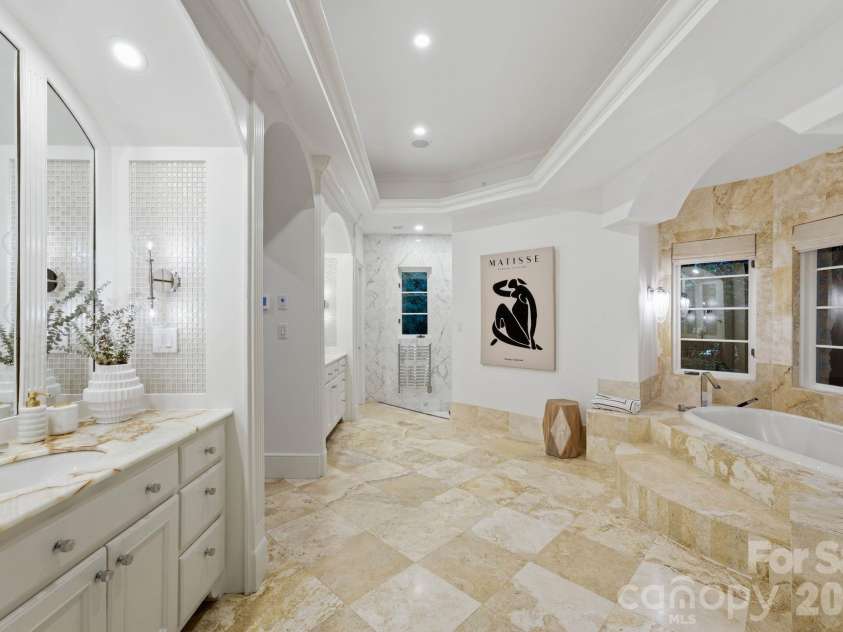 4231 Fox Brook Lane, Charlotte, NC 28211.  MLS# CAR4408283, YatesRealty ID 40602. 