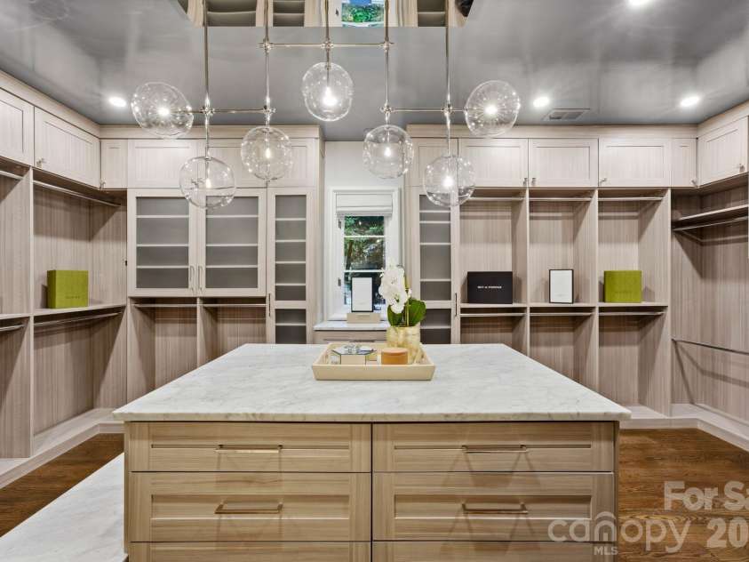 4231 Fox Brook Lane, Charlotte, NC 28211.  MLS# CAR4408283, YatesRealty ID 40602. 