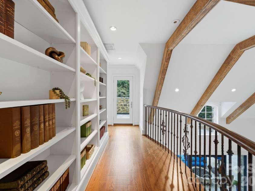 4231 Fox Brook Lane, Charlotte, NC 28211.  MLS# CAR4408283, YatesRealty ID 40602. 