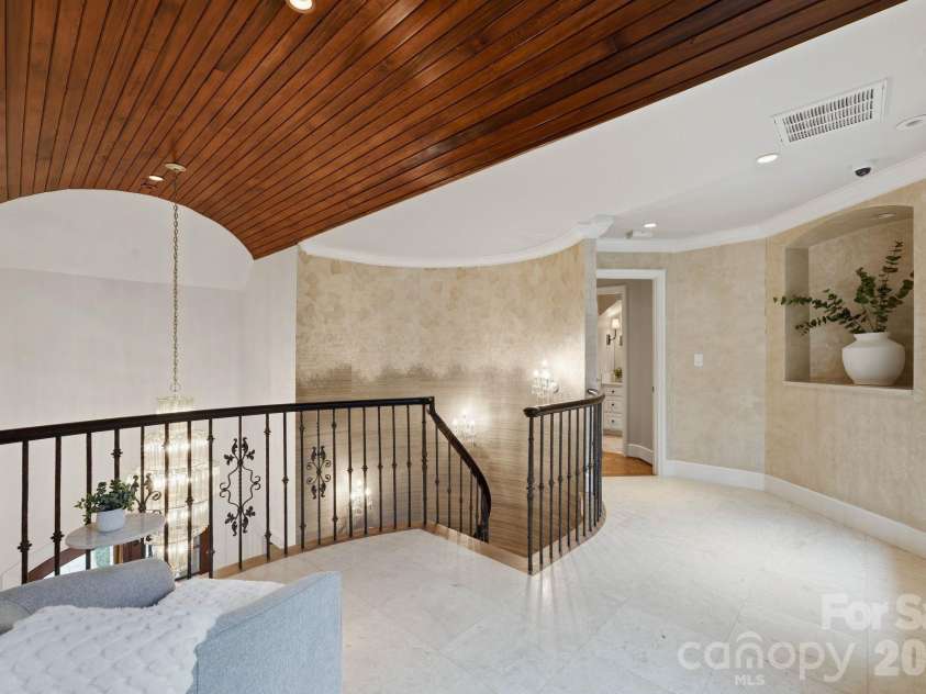 4231 Fox Brook Lane, Charlotte, NC 28211.  MLS# CAR4408283, YatesRealty ID 40602. 