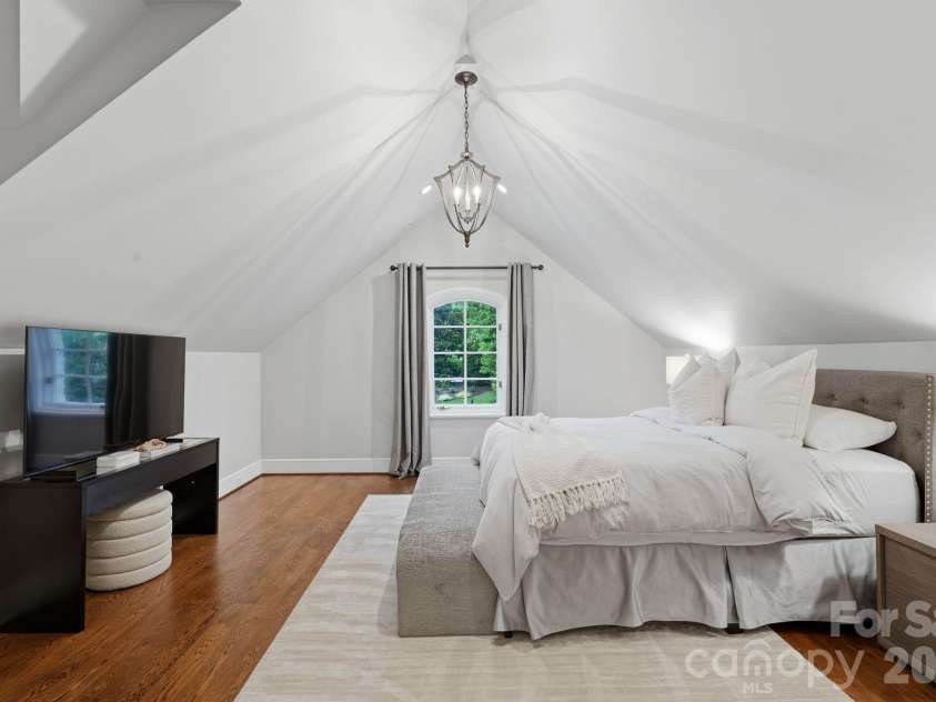 4231 Fox Brook Lane, Charlotte, NC 28211.  MLS# CAR4408283, YatesRealty ID 40602. 