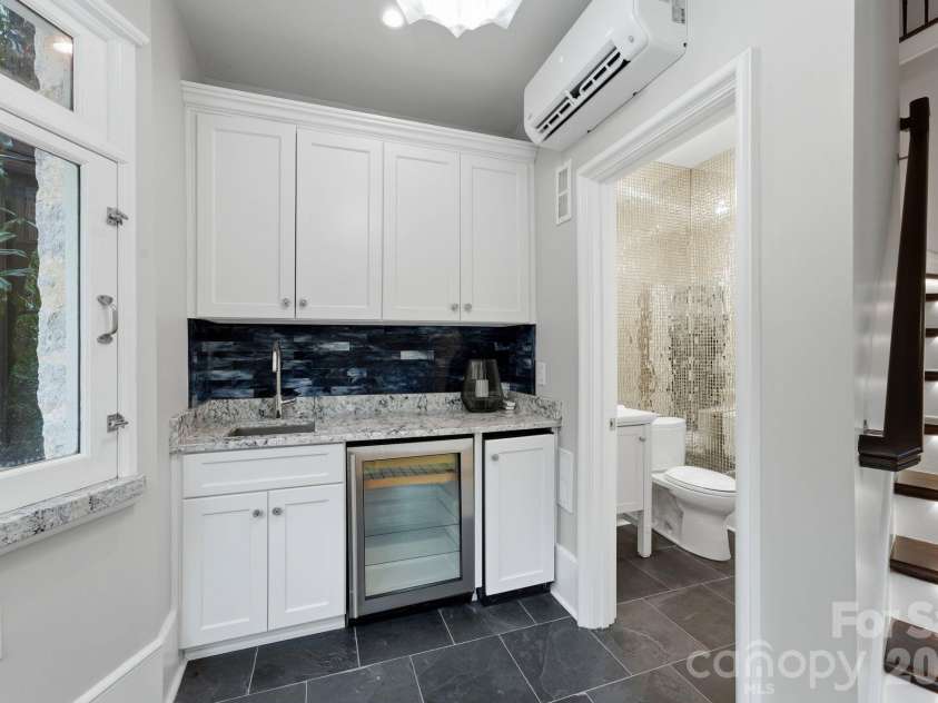 4231 Fox Brook Lane, Charlotte, NC 28211.  MLS# CAR4408283, YatesRealty ID 40602. 