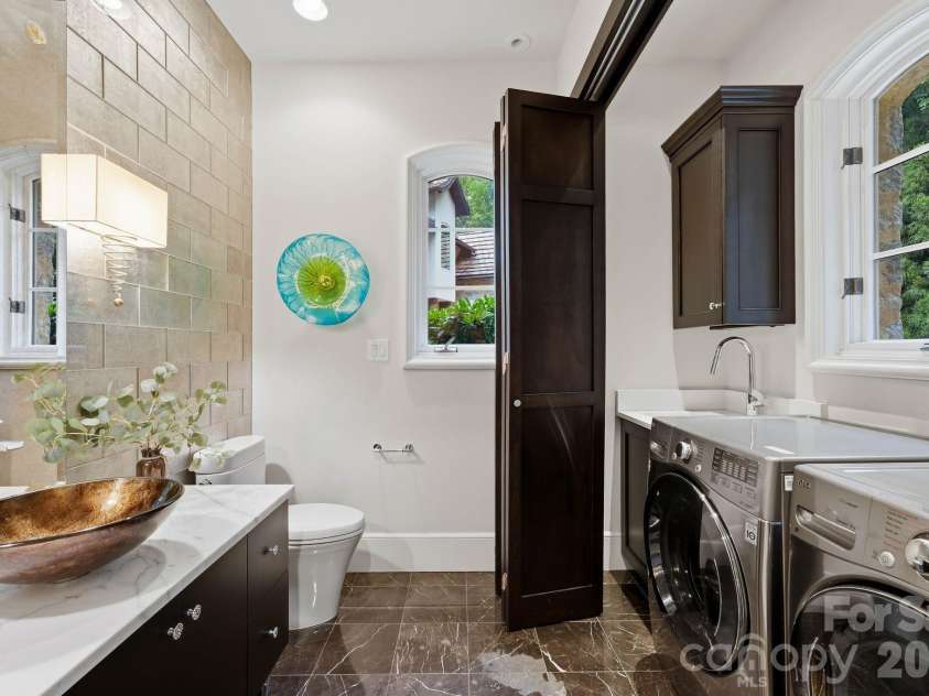 4231 Fox Brook Lane, Charlotte, NC 28211.  MLS# CAR4408283, YatesRealty ID 40602. 