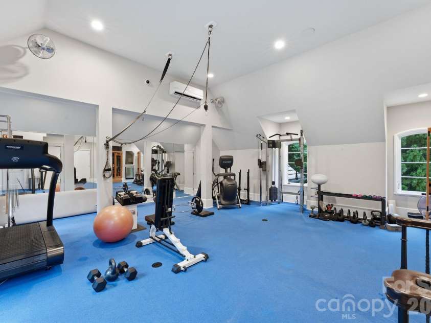 4231 Fox Brook Lane, Charlotte, NC 28211.  MLS# CAR4408283, YatesRealty ID 40602. 