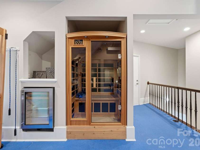 4231 Fox Brook Lane, Charlotte, NC 28211.  MLS# CAR4408283, YatesRealty ID 40602. 