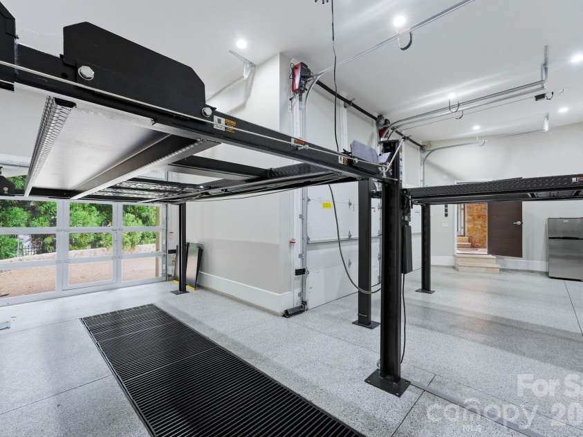 4231 Fox Brook Lane, Charlotte, NC 28211.  MLS# CAR4408283, YatesRealty ID 40602. 