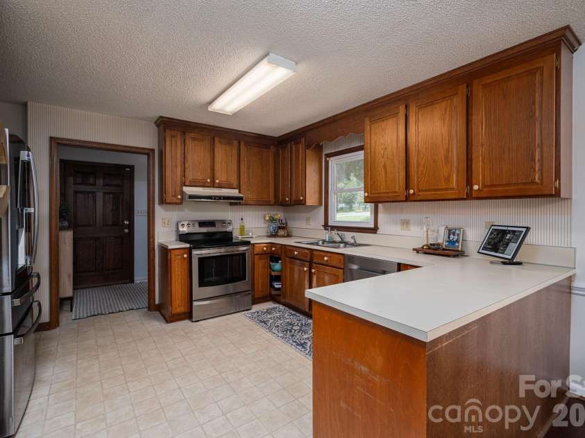 2610 Prince Drive, Lincolnton, NC 28092.  MLS# CAR4409131, YatesRealty ID 40603. 